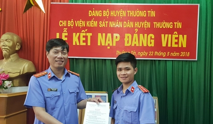 Chi bộ Viện KSND huyện Thường Tín công nhận đảng chính thức cho Đảng...